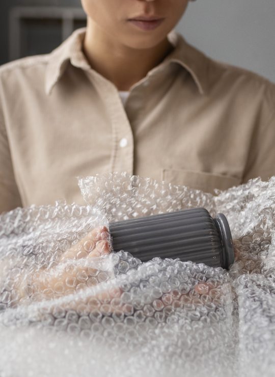 persona-que-organiza-la-tienda-en-vivo